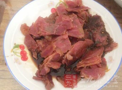 可適量食用瘦豬肉、瘦牛肉、排骨、雞肉、羊肉等