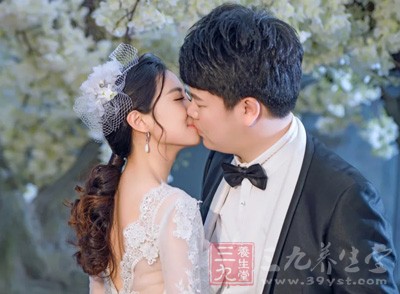 一个简单的吻就可以包含美妙的感受 一个简单的吻就可以包含美妙的感受