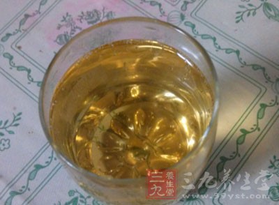 過度飲酒，經(jīng)常進(jìn)食肥肉、動(dòng)物內(nèi)臟、無鱗魚或蛋黃等人群因?yàn)檫M(jìn)食過多肥膩之品