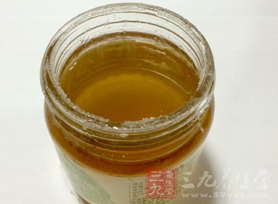 即将花粉与蜂蜜(或白砂糖浓水)按1：1-2比例搅拌均匀