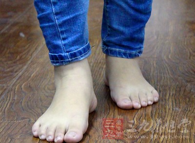脚肿的原因 脚大小发生变化反映疾病信号