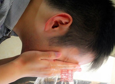 容易生痘的肌肤每天都需要彻底清洁皮肤上彩妆和其它脏东西 容易生痘的肌肤每天都需要彻底清洁皮肤上彩妆和其它脏东西