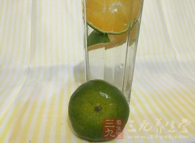 柠檬含有丰富的维生素c,是美白淡斑的神奇法宝 柠檬含有丰富的维生素c,是美白淡斑的神奇法宝