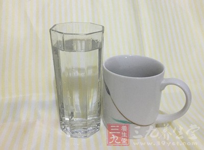 客房內(nèi)專門用于飲水的杯子也一樣