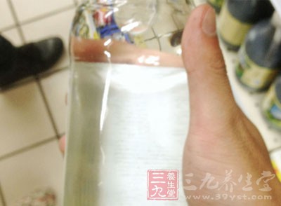 加入料酒、水100克，白糖、白醋、精鹽，下水淀粉勾芡