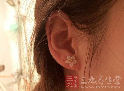 本病多见于青春发动期,以女性发病率高 本病多见于青春发动期,以女性发病率高