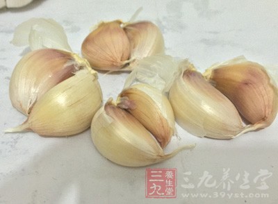 生大蒜头两只，去皮放入半斤醋内泡3天