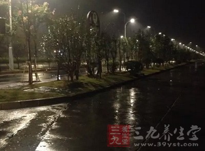 潮濕下雨天減少外出