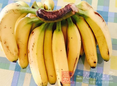 香蕉属于高钾食品，而钾对人体的钠具有抑制作用，多吃香蕉，可降低血压
