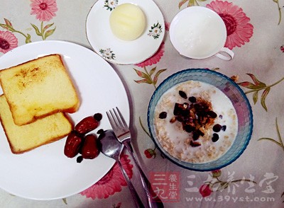 富含優(yōu)質(zhì)蛋白質(zhì)的食物：雞蛋、牛奶、香腸