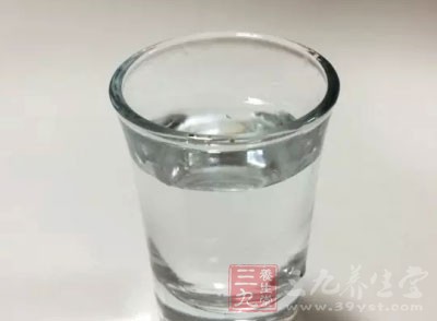 白酒100克放入容器中