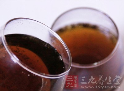 可樂(lè)和汽水這些碳酸飲料，不僅沒(méi)有營(yíng)養(yǎng)，而且成本也非常低