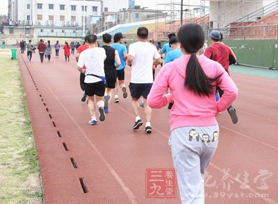 一位初三小女孩(劉某，14歲)在體育課上倒地猝死