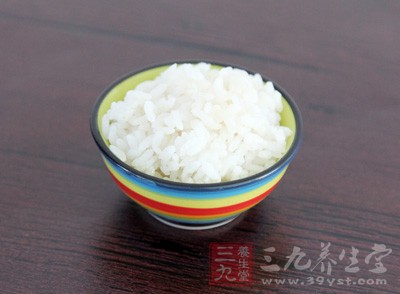 每次蒸完米饭捏一小团在脸上轻柔