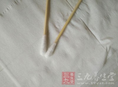 用棉簽沾點(diǎn)酒精由切口向周?chē)酒つw一遍