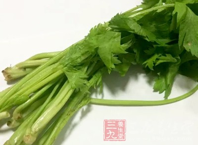 芹菜可清熱降火，膳食纖維可防治痔瘡，緩解患病期間的排便痛苦