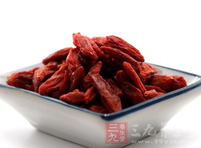 枸杞為滋補(bǔ)肝腎佳品，可煮粥做菜泡茶等