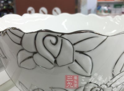 仿瓷餐具學(xué)名叫密胺餐具，由密胺樹(shù)脂粉加熱加壓鑄模而成