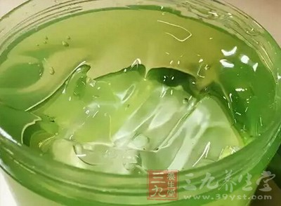 用蘆薈葉揉搓葉汁往腳上擠抹