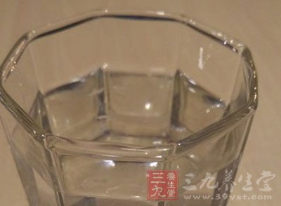 水、各种溶质以及大分子蛋白质可以自由通过窗孔