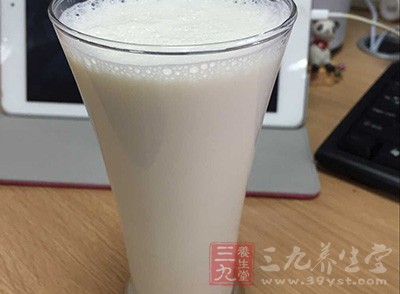 每天喝3杯200毫升的脱脂牛奶