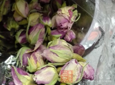 玫瑰花茶：玫瑰花15克，沸水沖泡代茶