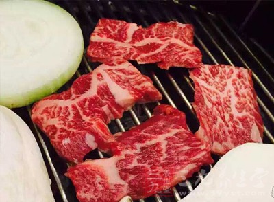 牛肉干、熱狗腸以及大量的午餐肉等食物