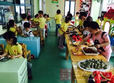 上海一幼儿园根据孩子体质分类加餐