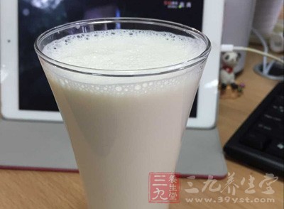 牛奶中的乳清蛋白有助于脂肪燃燒