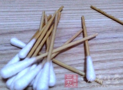 那就用棉簽涂點(diǎn)沐浴液或者香皂洗