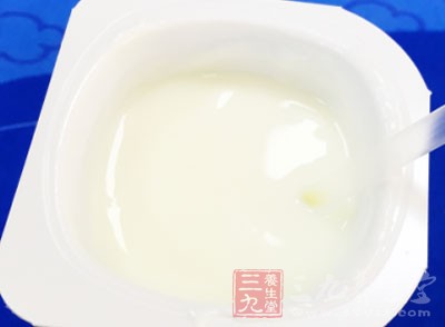 用纱布蘸上酸奶，敷在眼睛周围