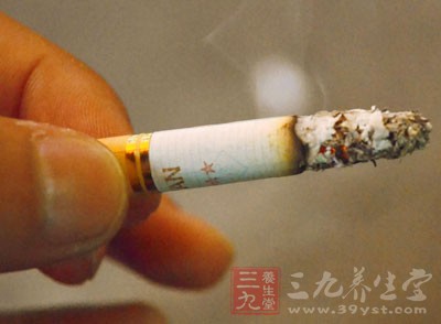 煙和酒會(huì)流失保持口腔健康所需的維生素及礦物質(zhì)