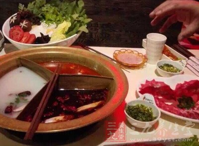 火鍋溫度高、味道重，再加上牛肉、羊肉等食材偏溫