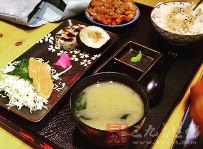 仅靠从一般膳食中摄取是难以满足需要的