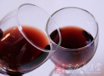 酒精进入血液后，机体就要把酒精代谢掉