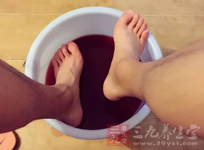 热水泡脚有助血液循环，提高睡眠质量