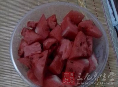 西瓜、红心的火龙果等所以建议大家选水果时颜色要鲜艳