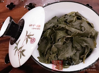 材料：紫蘇，白芷，綠茶。開水沖服