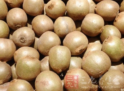 包括芒果、菠萝、奇异果和苹果 包括芒果、菠萝、奇异果和苹果