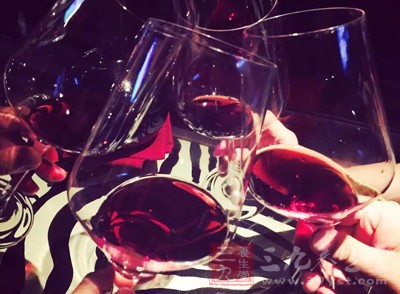 西安一瓶葡萄酒两标准 华润万家被诉3倍索赔