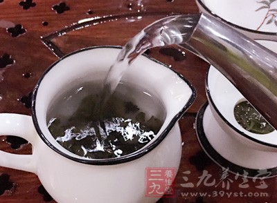 茶宜湿热而饮，温茶、热茶能使人神思爽畅