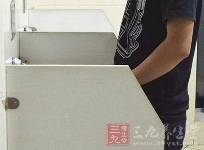 便池中的消毒剂或去垢剂也是使尿液形成泡沫的原因之一 便池中的消毒剂或去垢剂也是使尿液形成泡沫的原因之一