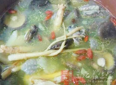 乌鸡1只,红枣15颗,枸杞30g 乌鸡1只,红枣15颗,枸杞30g