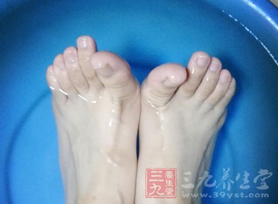 泡腳時(shí)水溫應(yīng)在40℃為宜