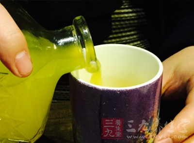 宝宝受凉呕吐后,正确的方法就是禁食4小时,给予少量饮些果汁 宝宝受凉呕吐后,正确的方法就是禁食4小时,给予少量饮些果汁