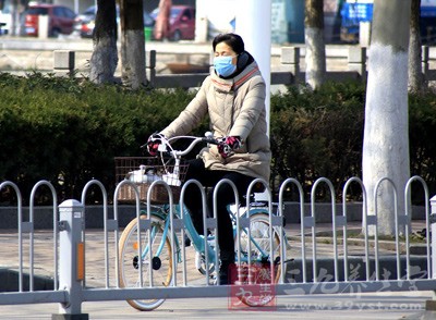 酒后騎車與酒后駕車的情況同樣危險(xiǎn)