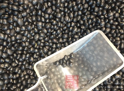 黑豆富含丰富的蛋白质、维生素、矿物质，有活血、利水、祛风、解毒的功效