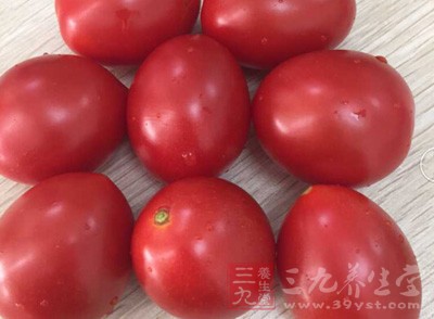 這類食物有檸檬、西紅柿