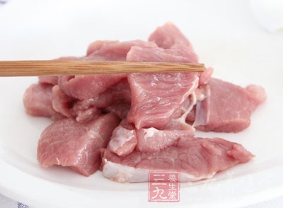 所以瘦肉、低脂牛奶、蝦等低脂食物是首選