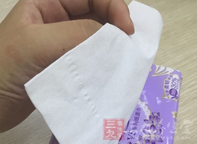 女士在小解之后应该及时的将尿液擦干才是好的保护方式